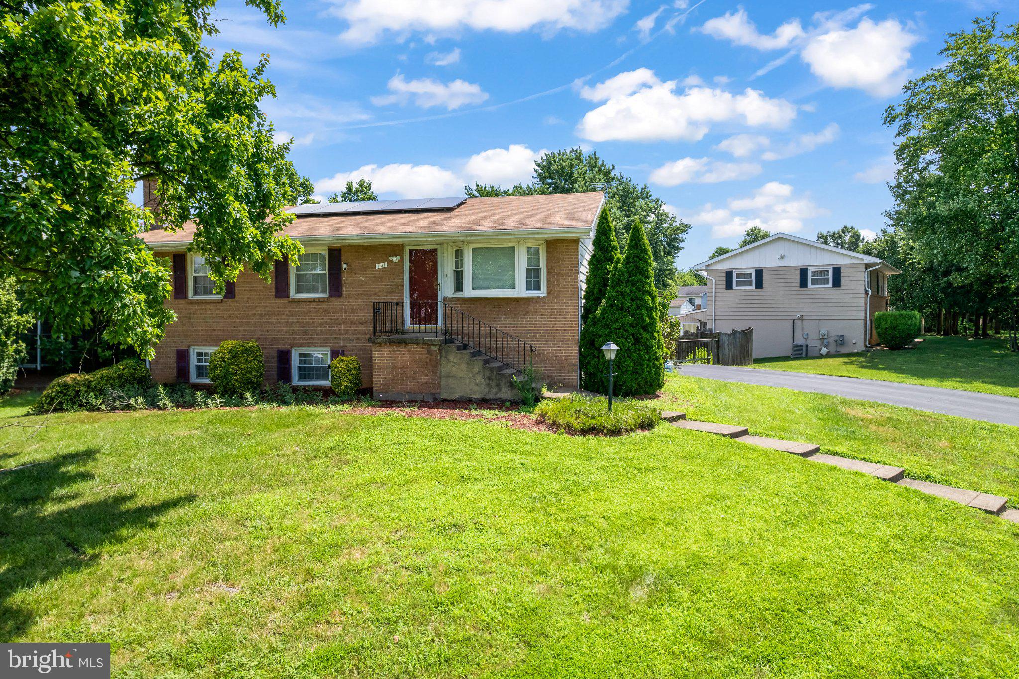 101 Williamsburg Road Sterling, VA 20164 - Photo 49 of 50 Charming home with lush green lawn.