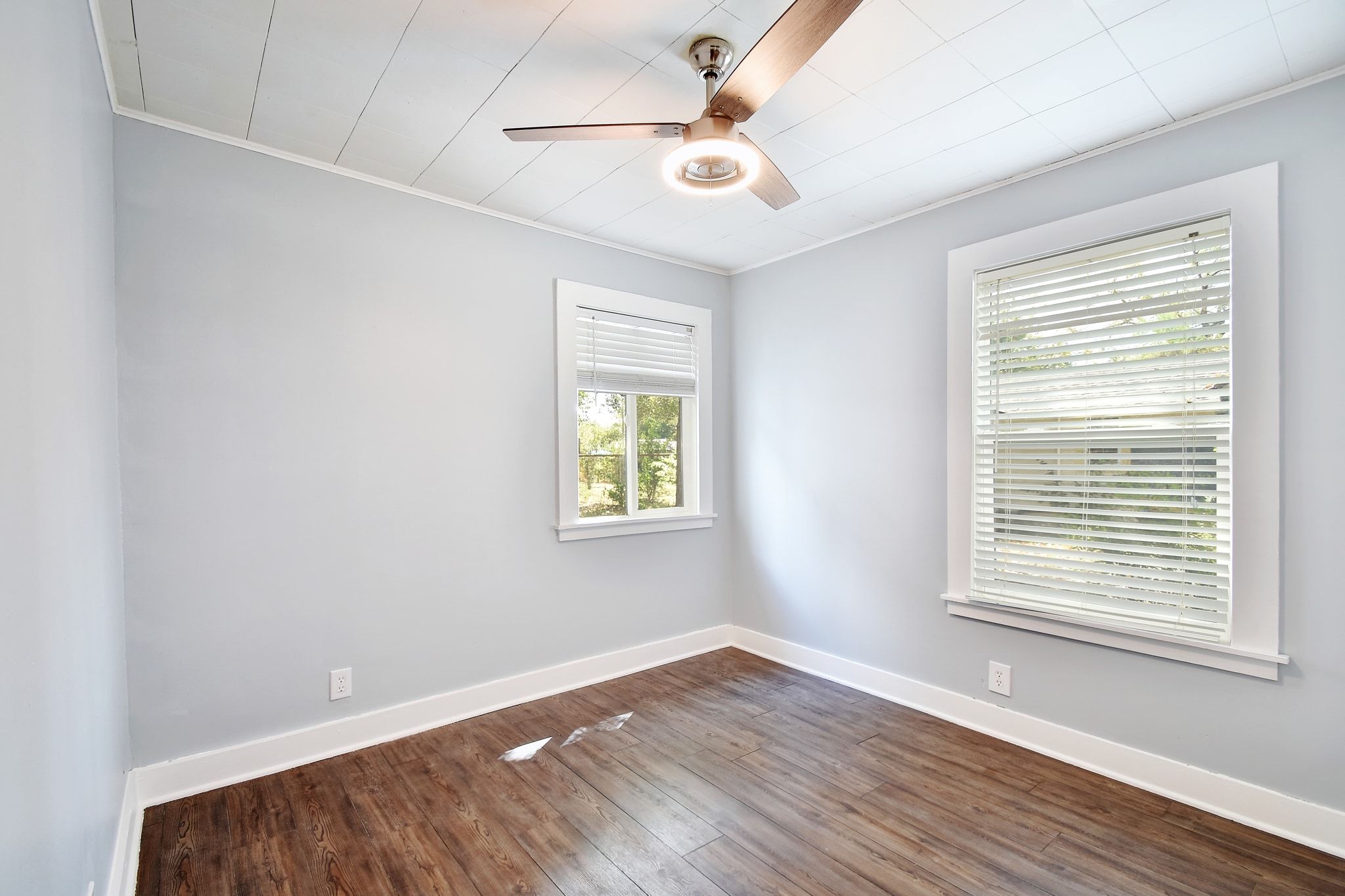 717 South Laurel Avenue Luling, TX 78648 - Photo 13 of 34 a view of an empty room with wooden floor and a window