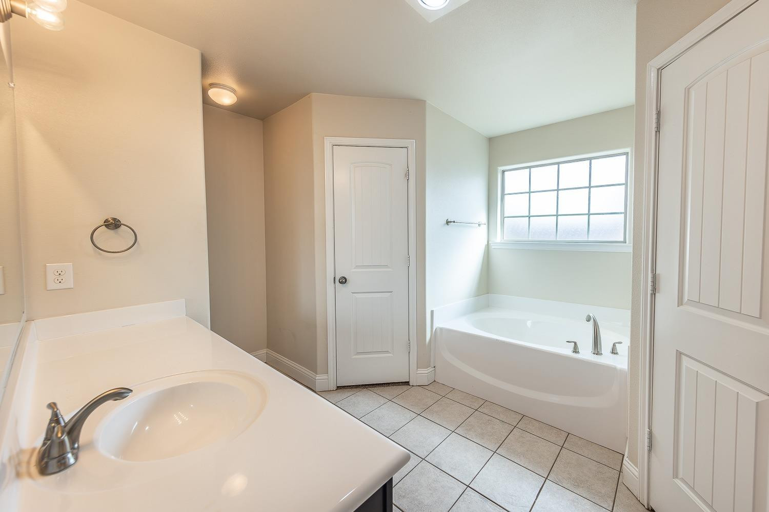 5504 110th Street Lubbock, TX 79424 - Photo 13 of 23 a bathroom with a bathtub and a sink