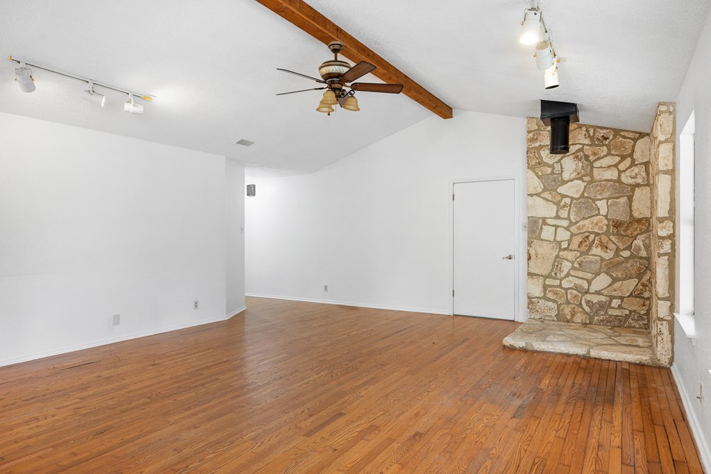 127 Whitetail Road Kerrville, TX 78028 - Photo 4 of 33