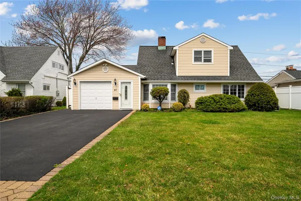 $809,000 | 41 Winter Lane, Hicksville, NY 11801