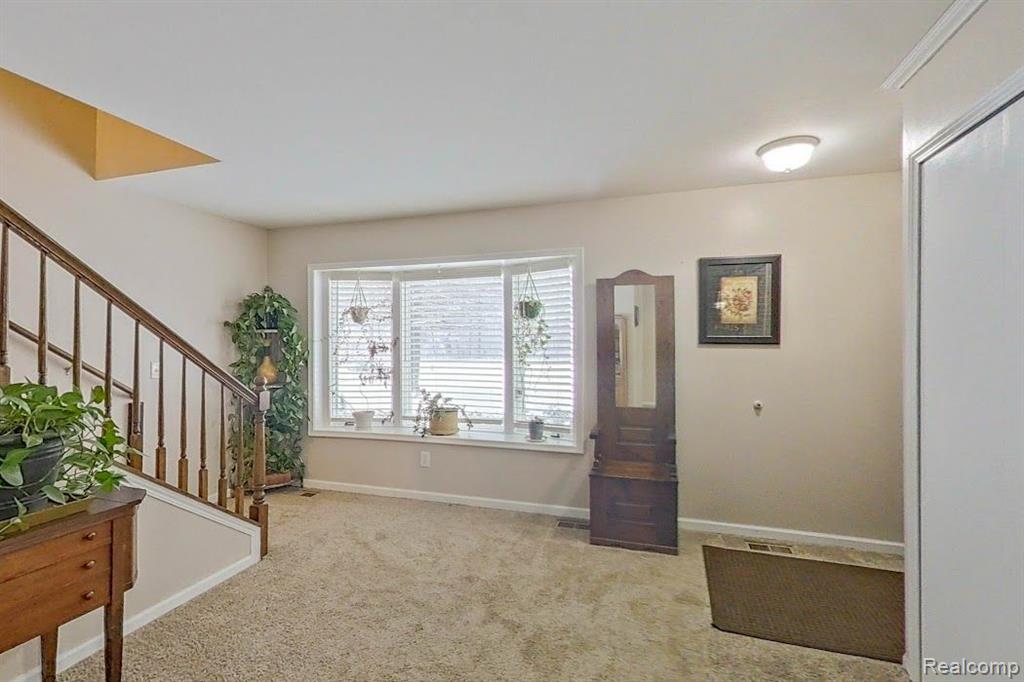 9453 White Lake Road Fenton, MI 48430 - Photo 3 of 48