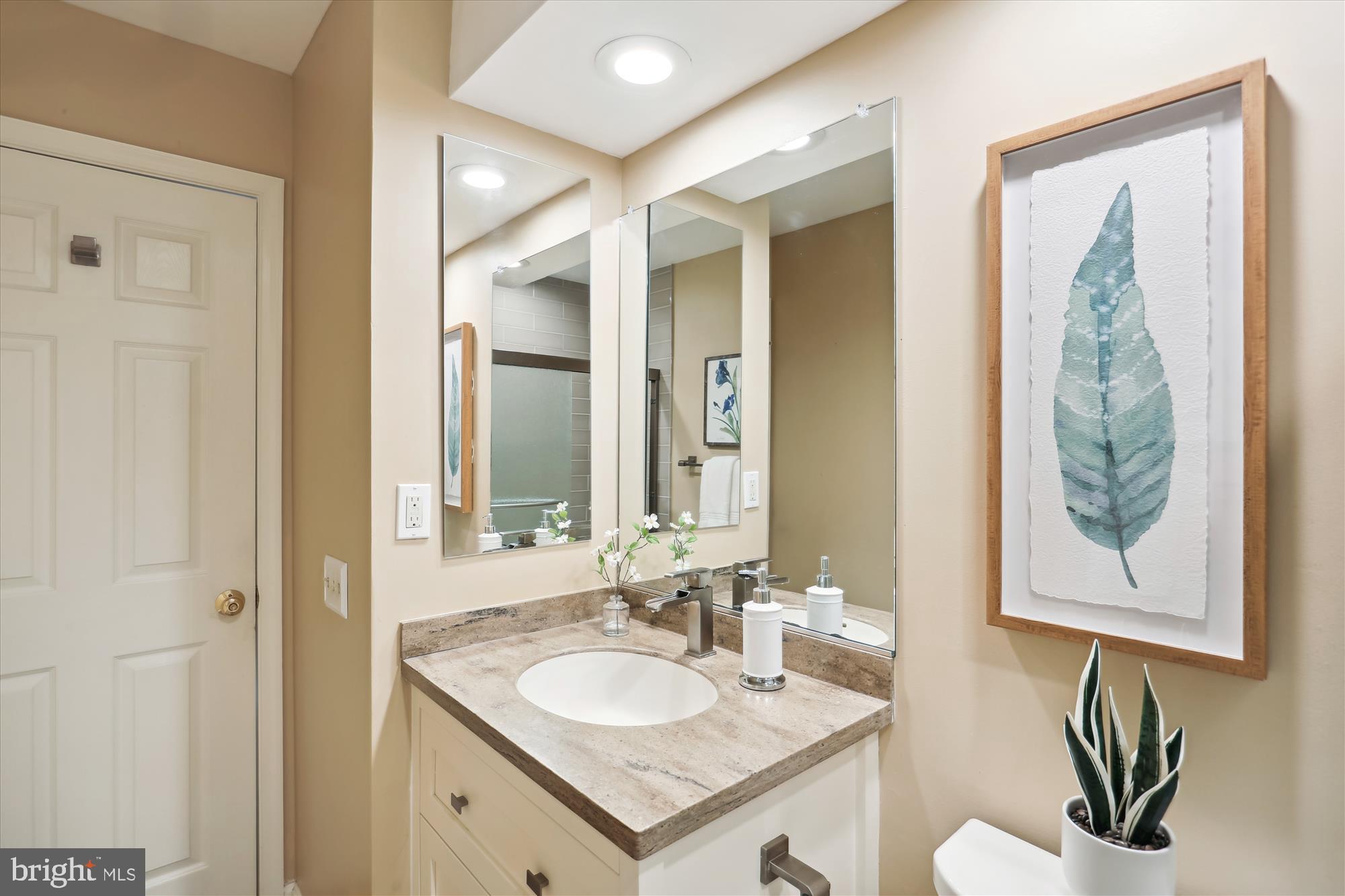 24717 Kings Valley Road Damascus, MD 20872 - Photo 45 of 121 Main Floor Bath