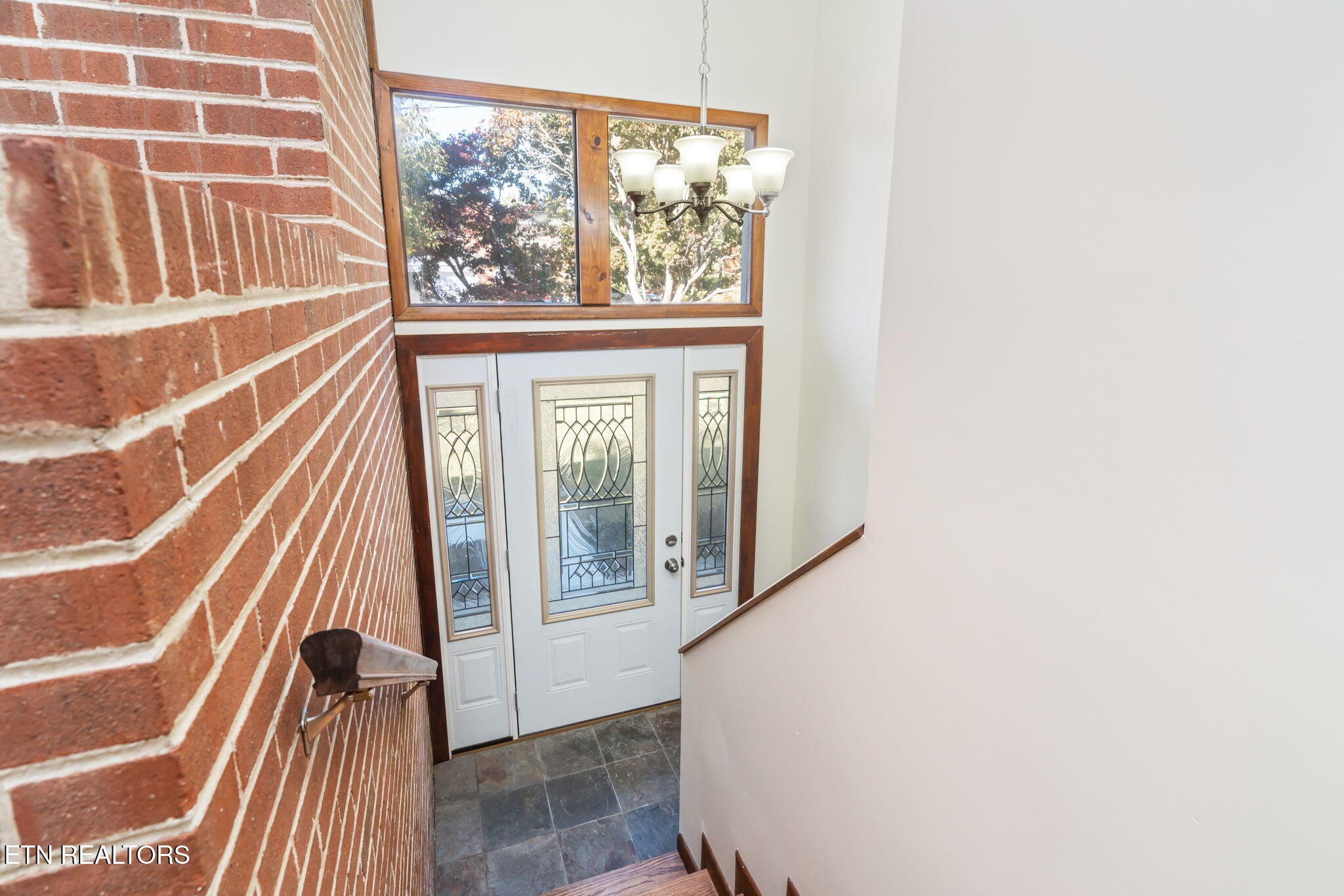 110 Clark Lane Oak Ridge, TN 37830 - Photo 4 of 46