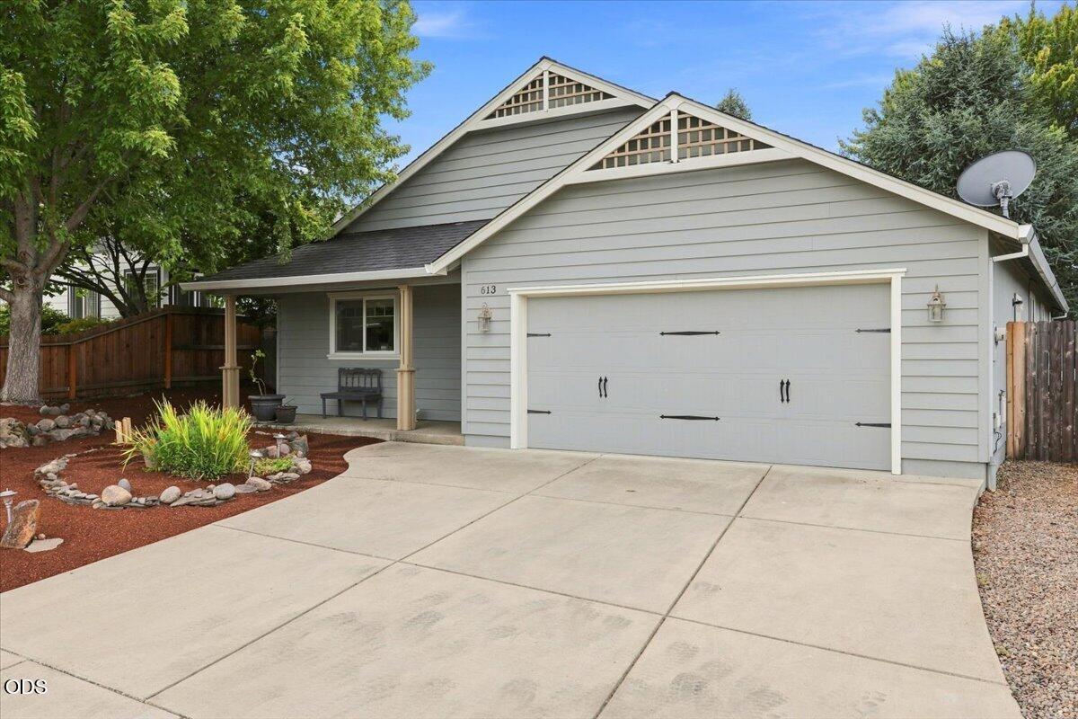 613 Nottingham Terrace Eagle Point, OR 97524 - Photo 3 of 25 Gallery Image 3