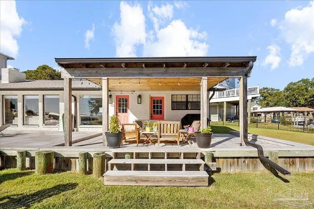 a view of living room with patio furniture and garden