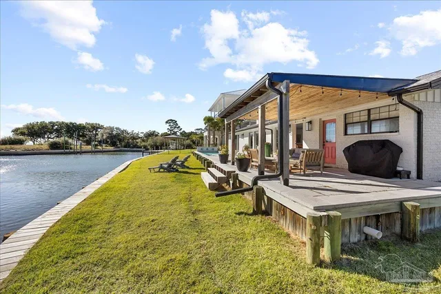 a view of a house with entertaining space
