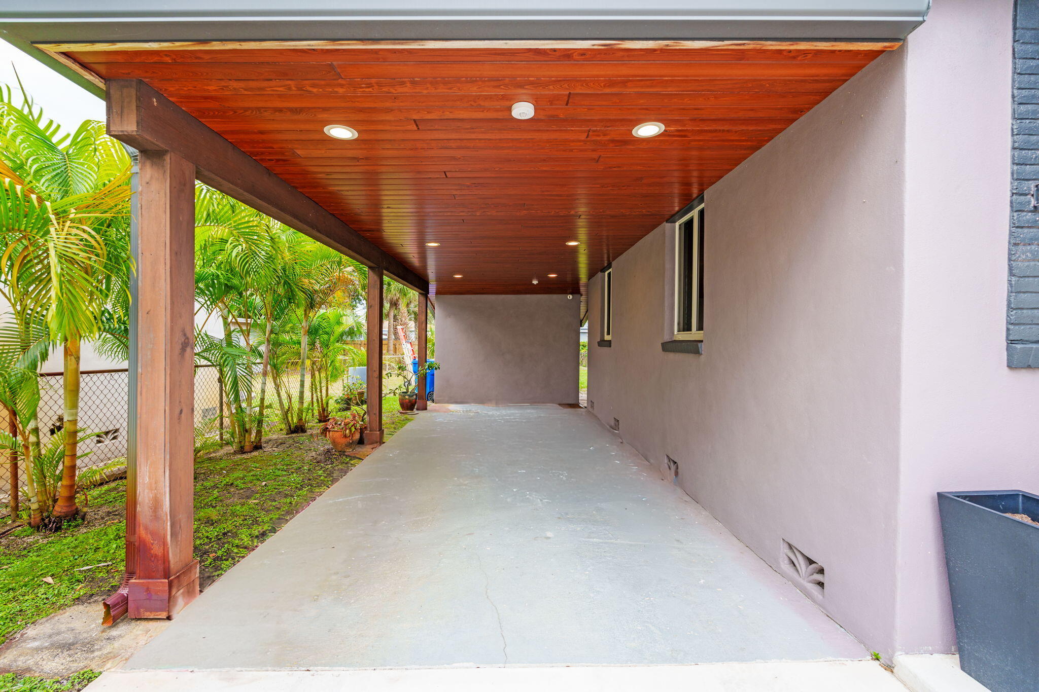 236 West 24th Street Riviera Beach, FL 33404 - Photo 5 of 48 a backyard of a house with lots of green space