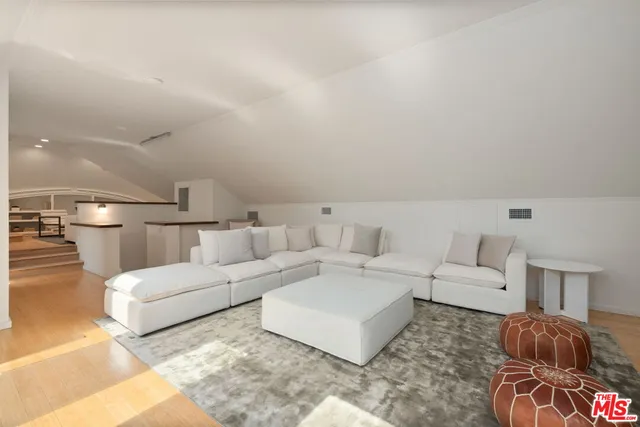 $20,000 | 802 South Cochran Avenue, Los Angeles, CA 90036