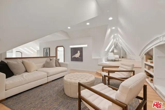 $20,000 | 802 South Cochran Avenue, Los Angeles, CA 90036