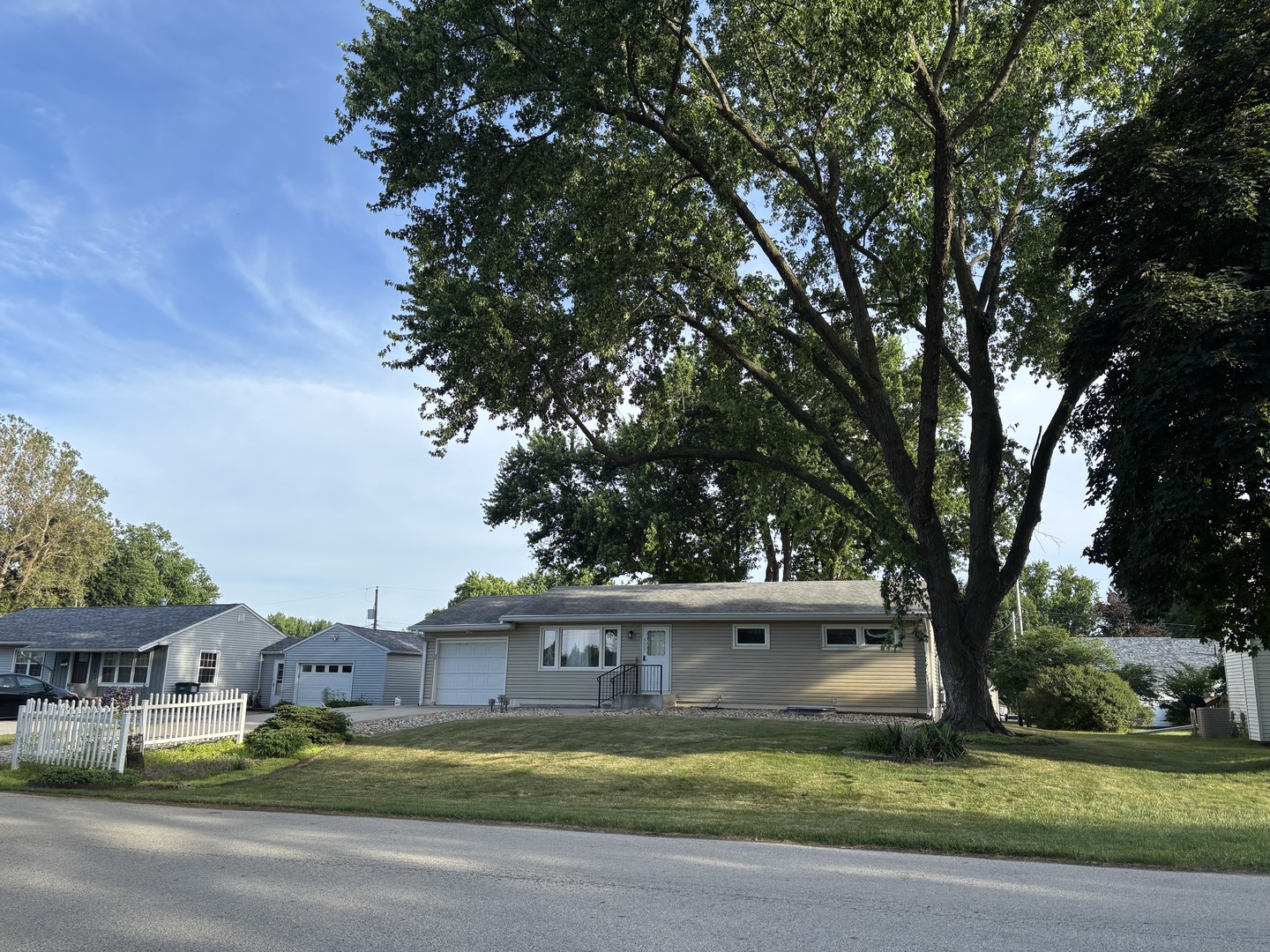 4620 50th Avenue Moline, IL 61265 - Photo 1 of 38