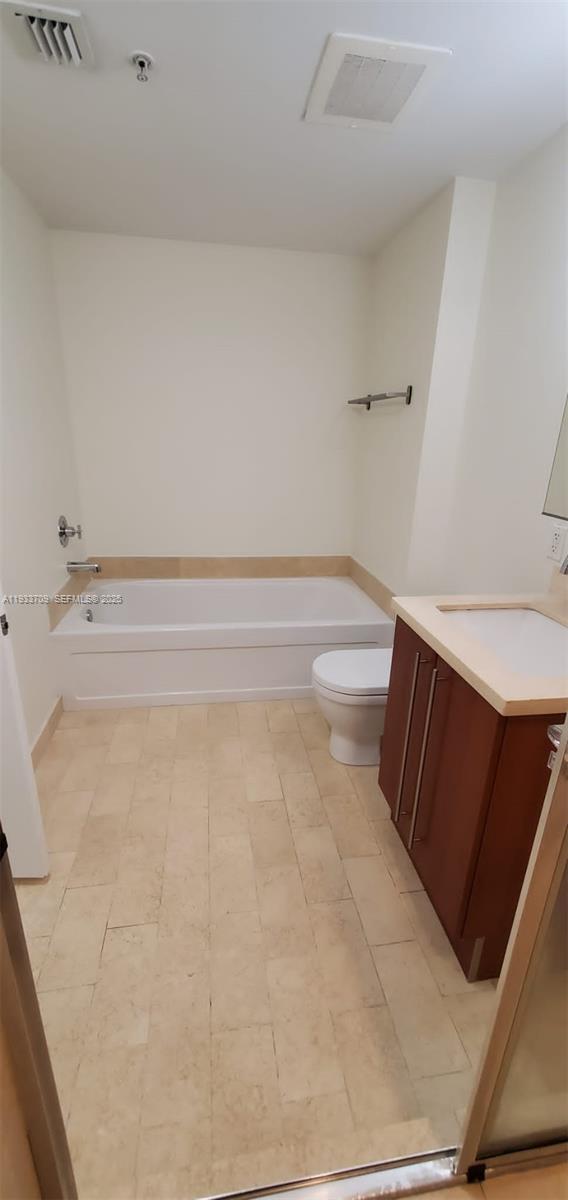 79 Southwest 12th Street, Unit 2411S Miami, FL 33130 - Photo 8 of 23 a bathroom with a bathtub