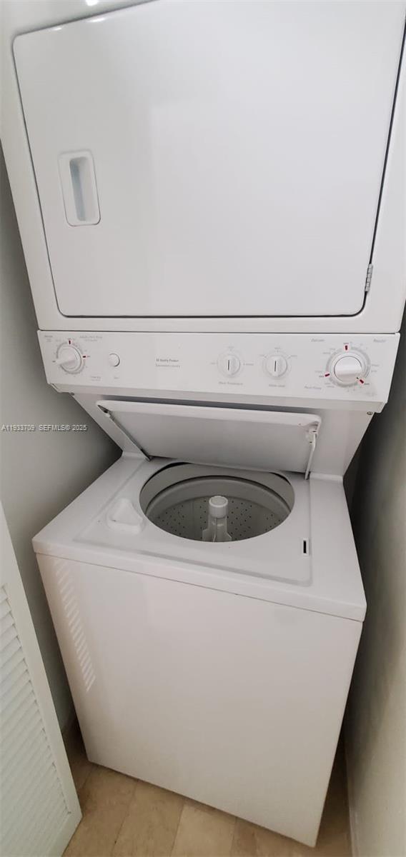 79 Southwest 12th Street, Unit 2411S Miami, FL 33130 - Photo 9 of 23 a utility room with dryer and washer