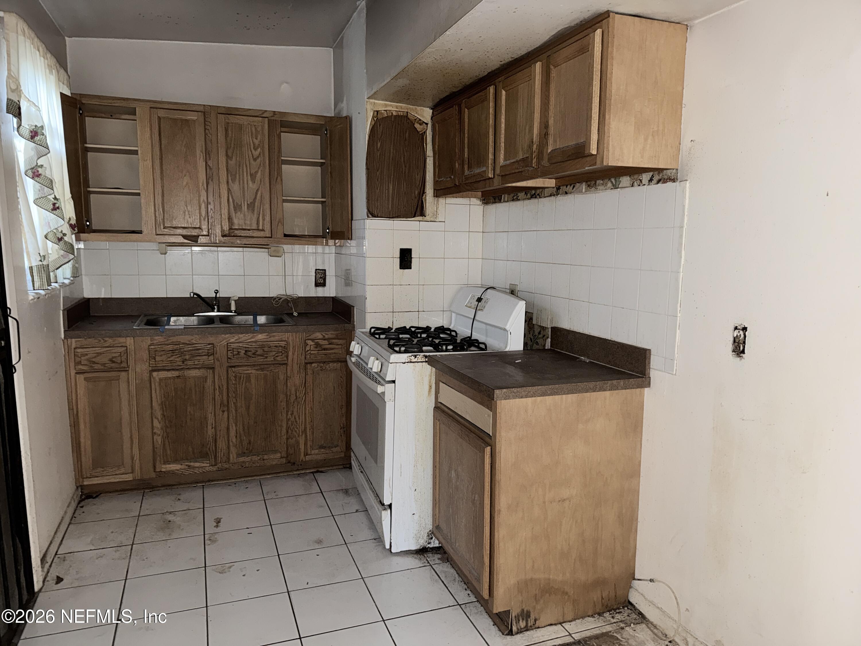 9129 Tamworth Road Jacksonville, FL 32208 - Photo 6 of 18 IMG_5026