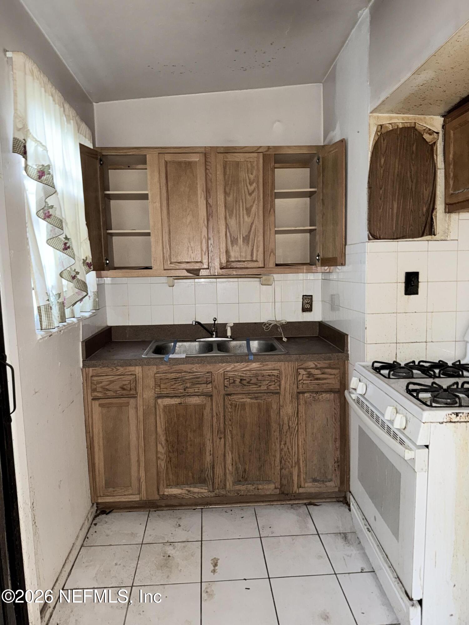 9129 Tamworth Road Jacksonville, FL 32208 - Photo 7 of 18 IMG_5027