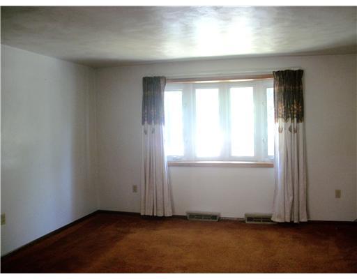 1827 Cowling Road Scottdale, PA 15683 - Photo 6 of 10 Living Room. Bay window