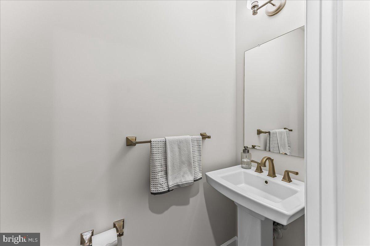 235 Ponds Edge Drive Media, PA 19063 - Photo 21 of 47 Powder Room first floor