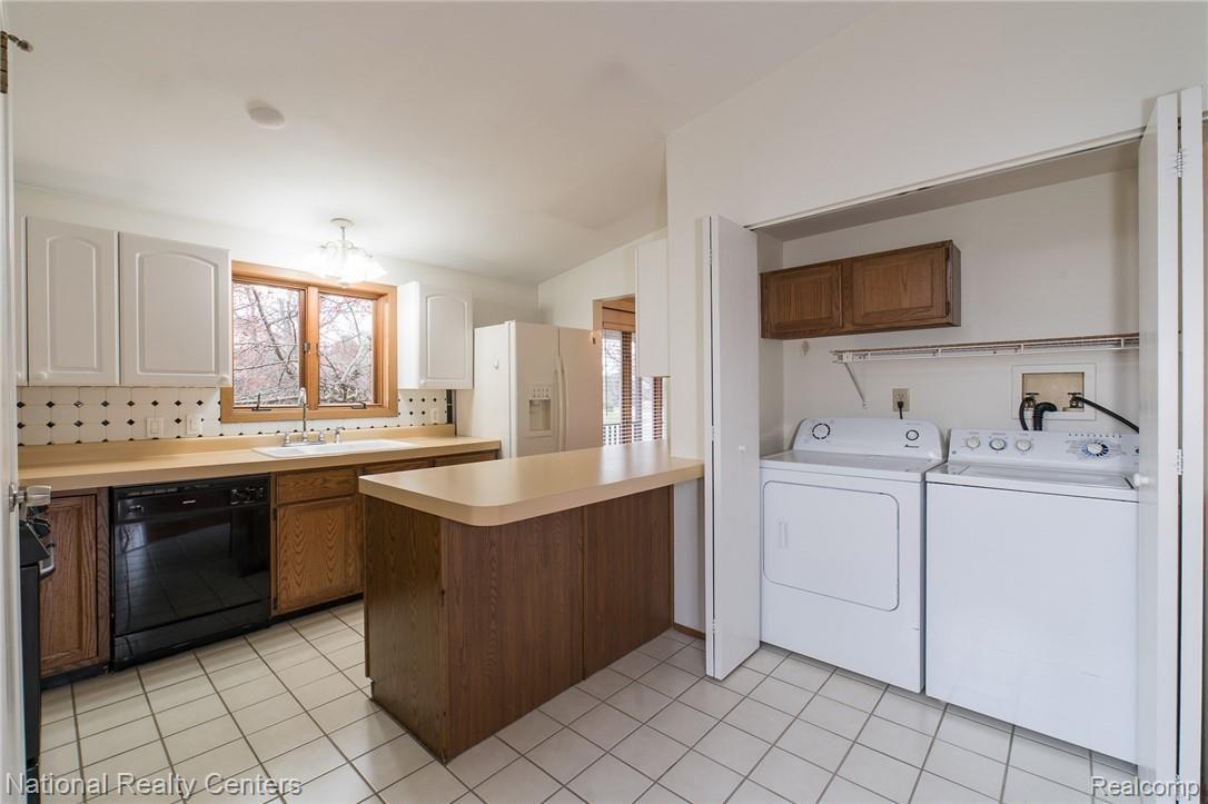 2272 London Bridge Drive, Unit 52 Rochester, MI 48307 - Photo 11 of 24 All appliances included!