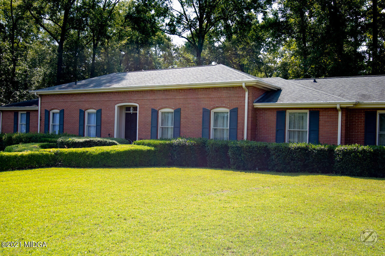 1027 Country Club Road Perry, GA 31069 - Photo 2 of 55 a front view of house with yard and green space