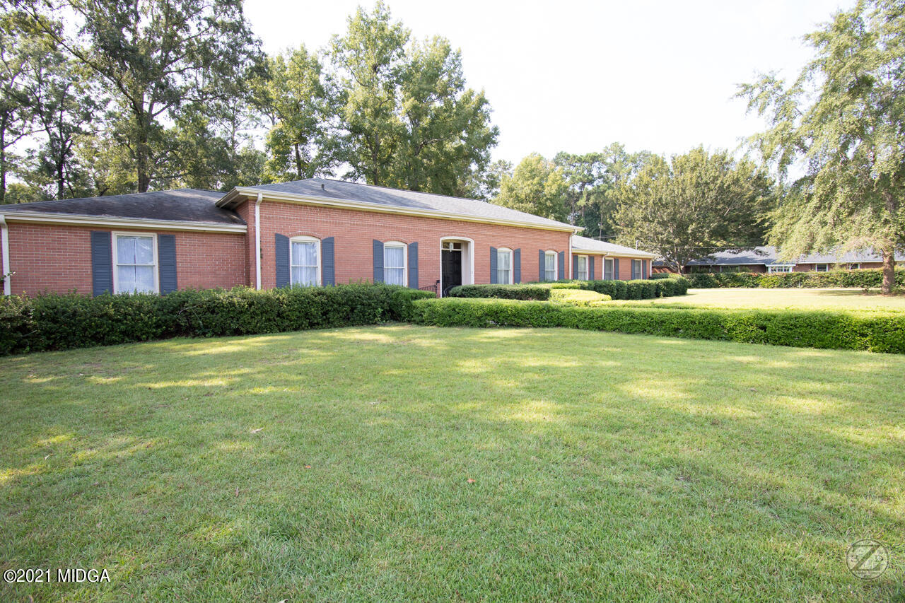 1027 Country Club Road Perry, GA 31069 - Photo 4 of 55 a house view with a garden space