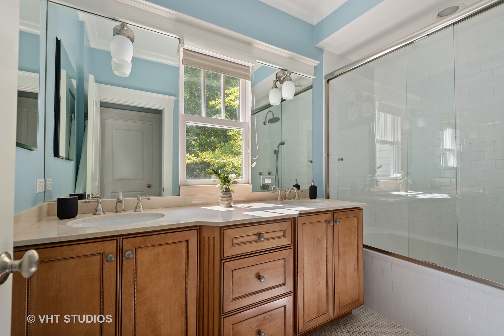 2121 Forestview Road Evanston, IL 60201 - Photo 20 of 35 a bathroom with a sink and a mirror