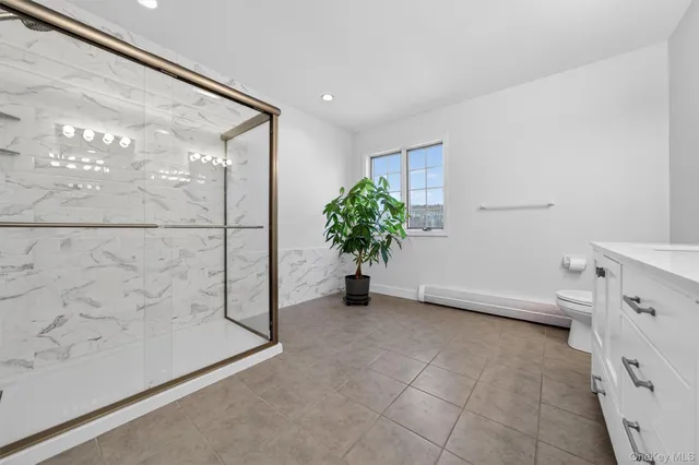 a view of livingroom with furniture