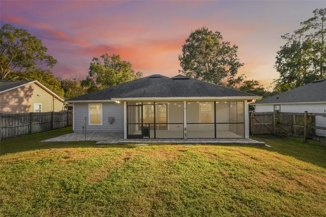 a view of a backyard