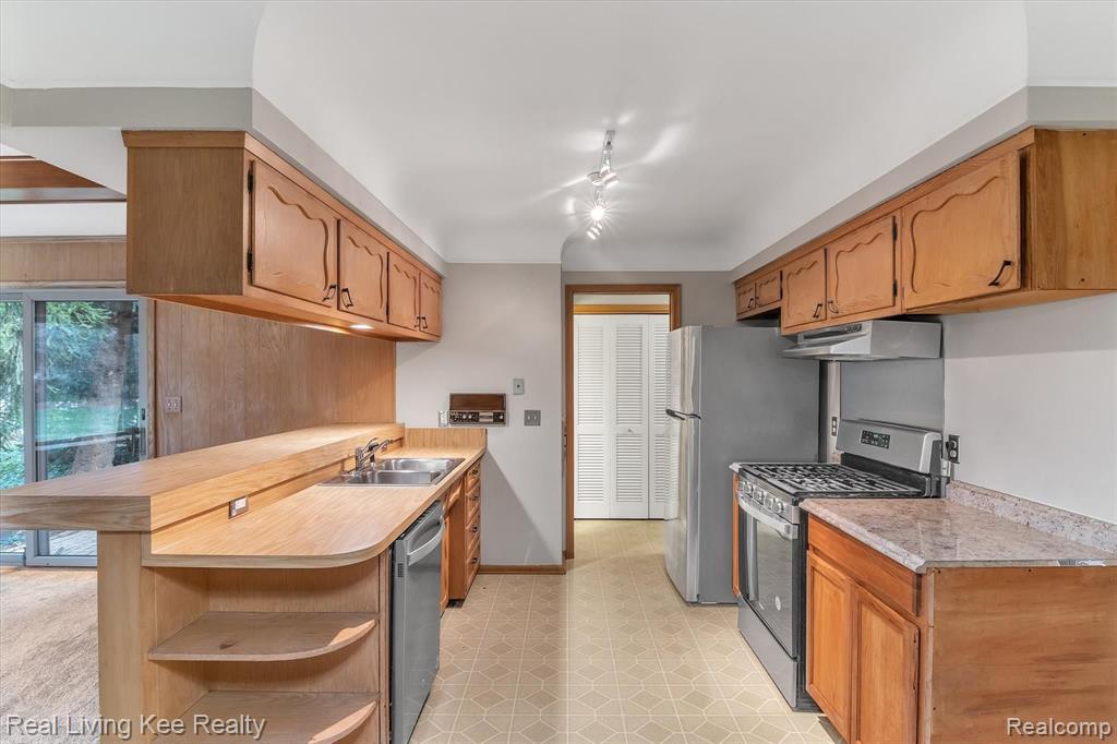 710 Castlebar Drive Rochester Hills, MI 48309 - Photo 10 of 35