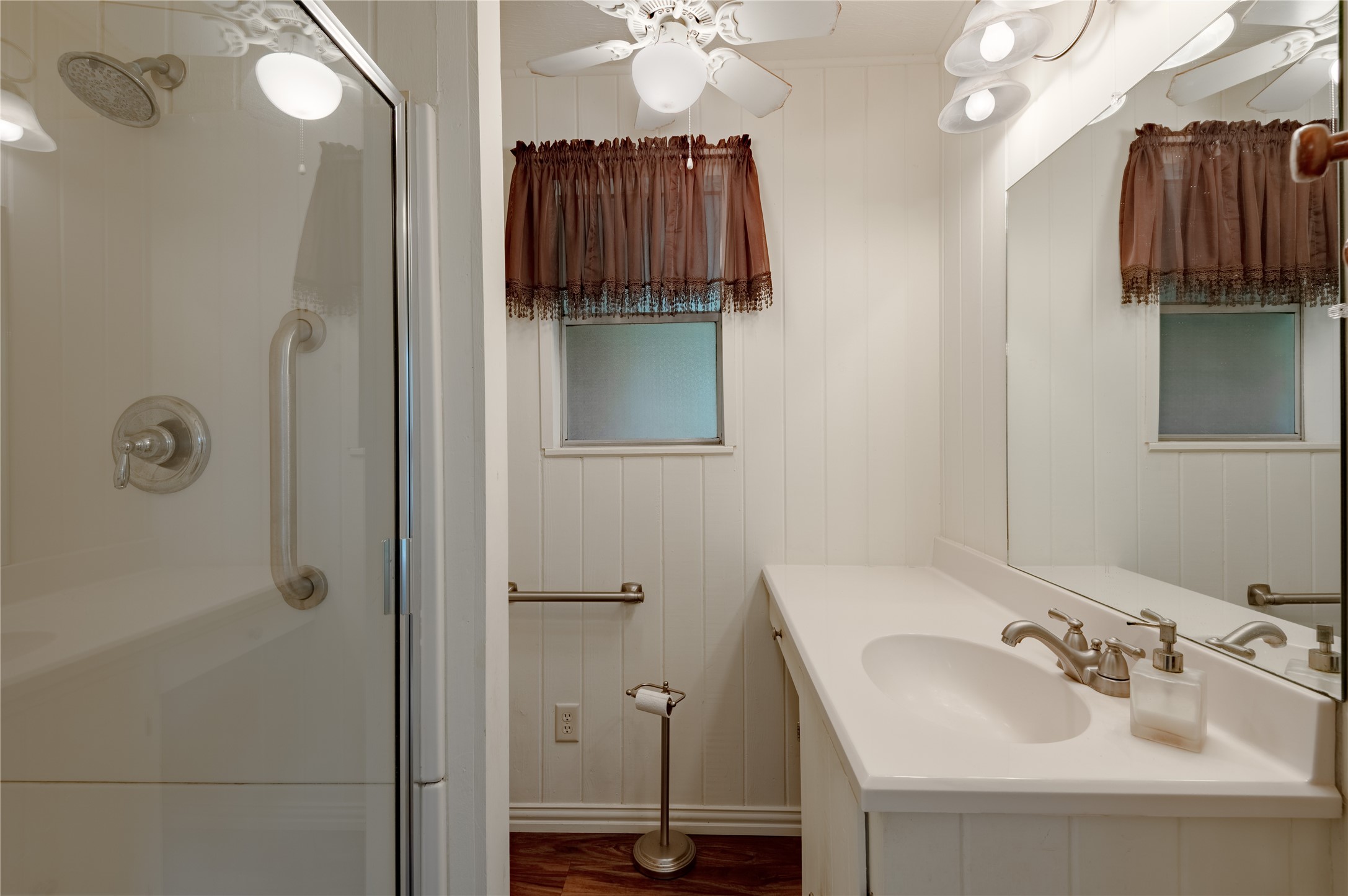 118 Pine Ridge Lane Huntsville, TX 77340 - Photo 21 of 36 Primary Bath
