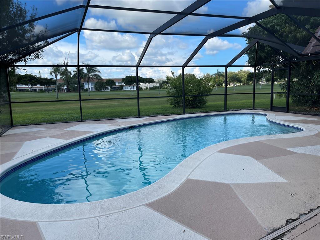 a view of a backyard