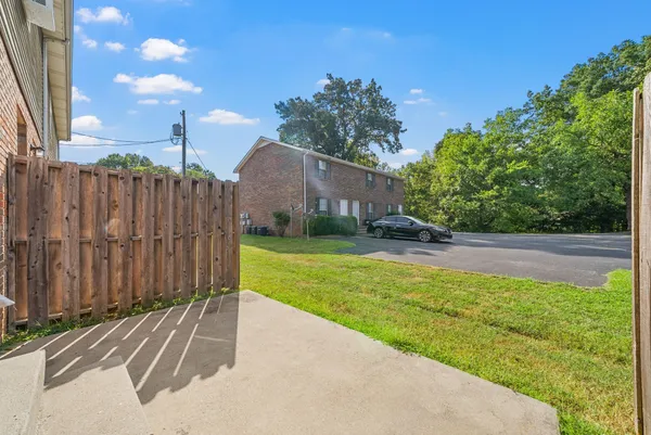 a view of a back yard