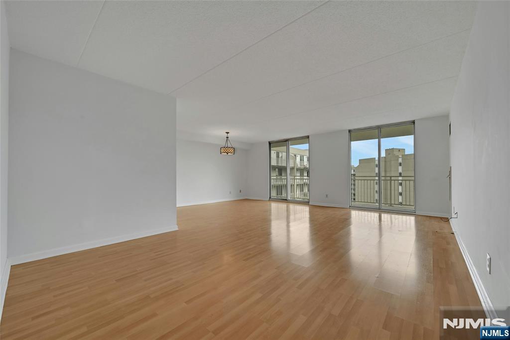 1077 River Road, Unit 1009 Edgewater, NJ 07020 - Photo 4 of 34 Gallery Image 4