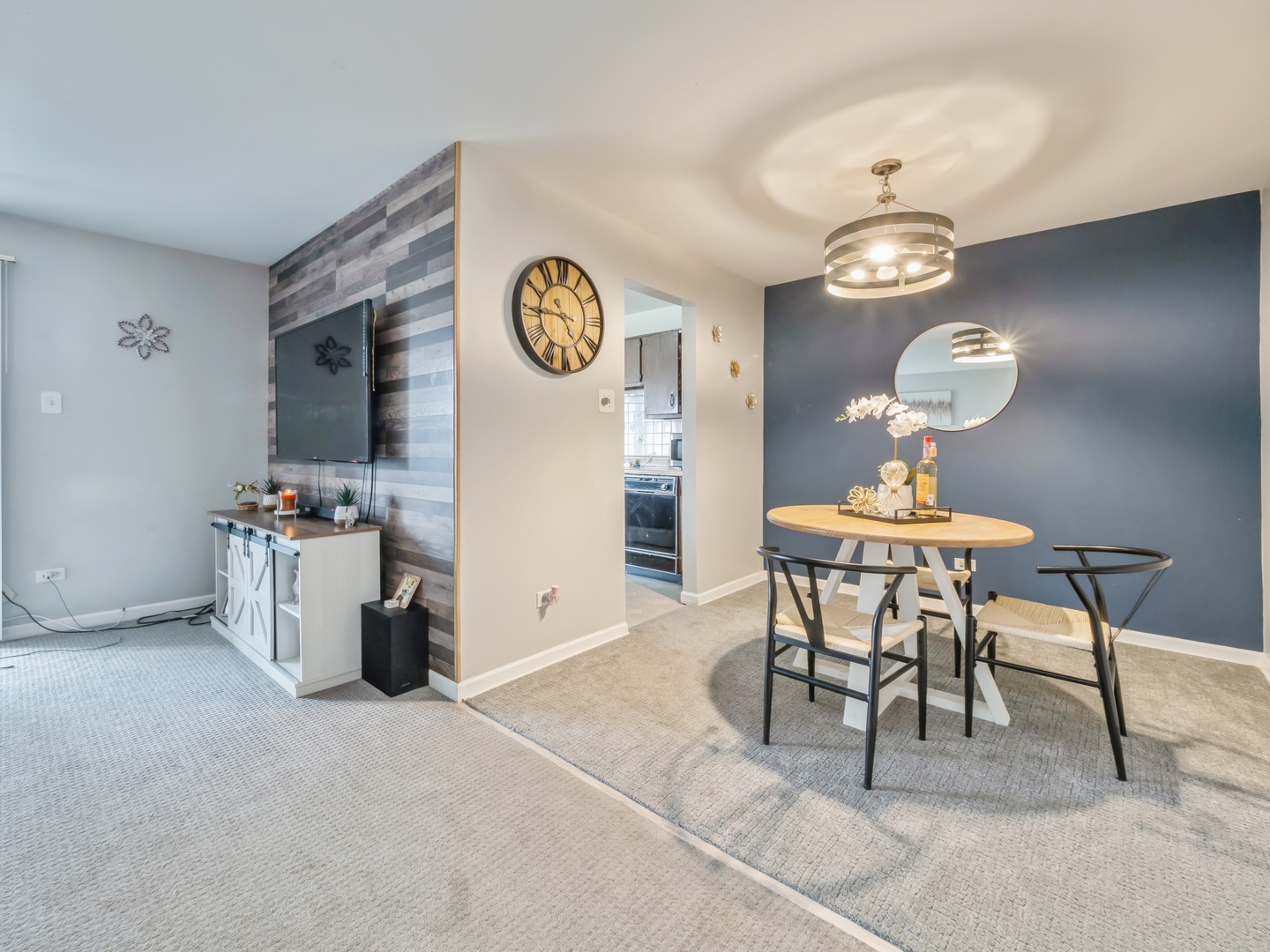 917 Coach Road, Unit 3 Palatine, IL 60074 - Photo 2 of 12 Gallery Image 2