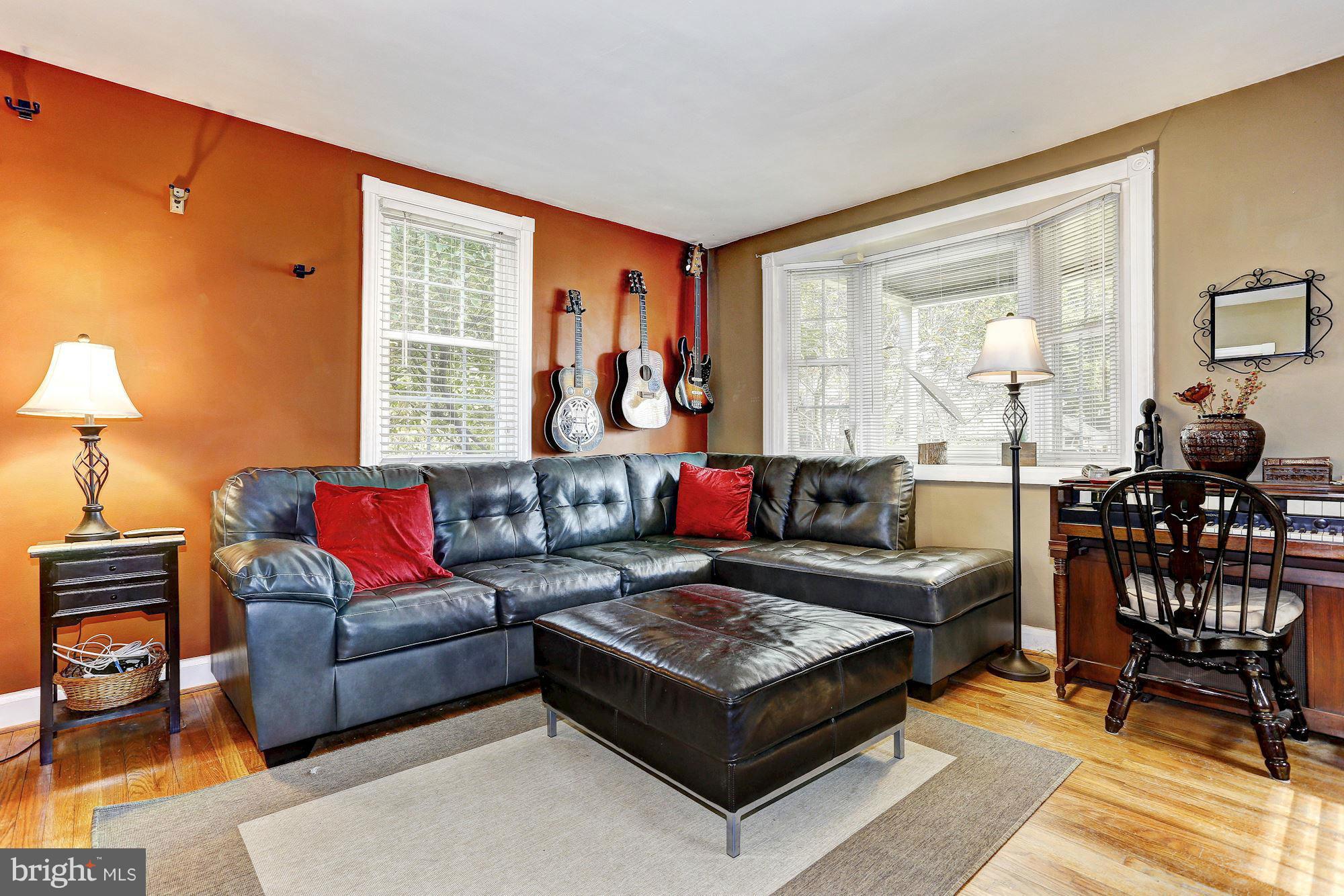 702 Manchester Road Baltimore, MD 21229 - Photo 2 of 16 Living Room