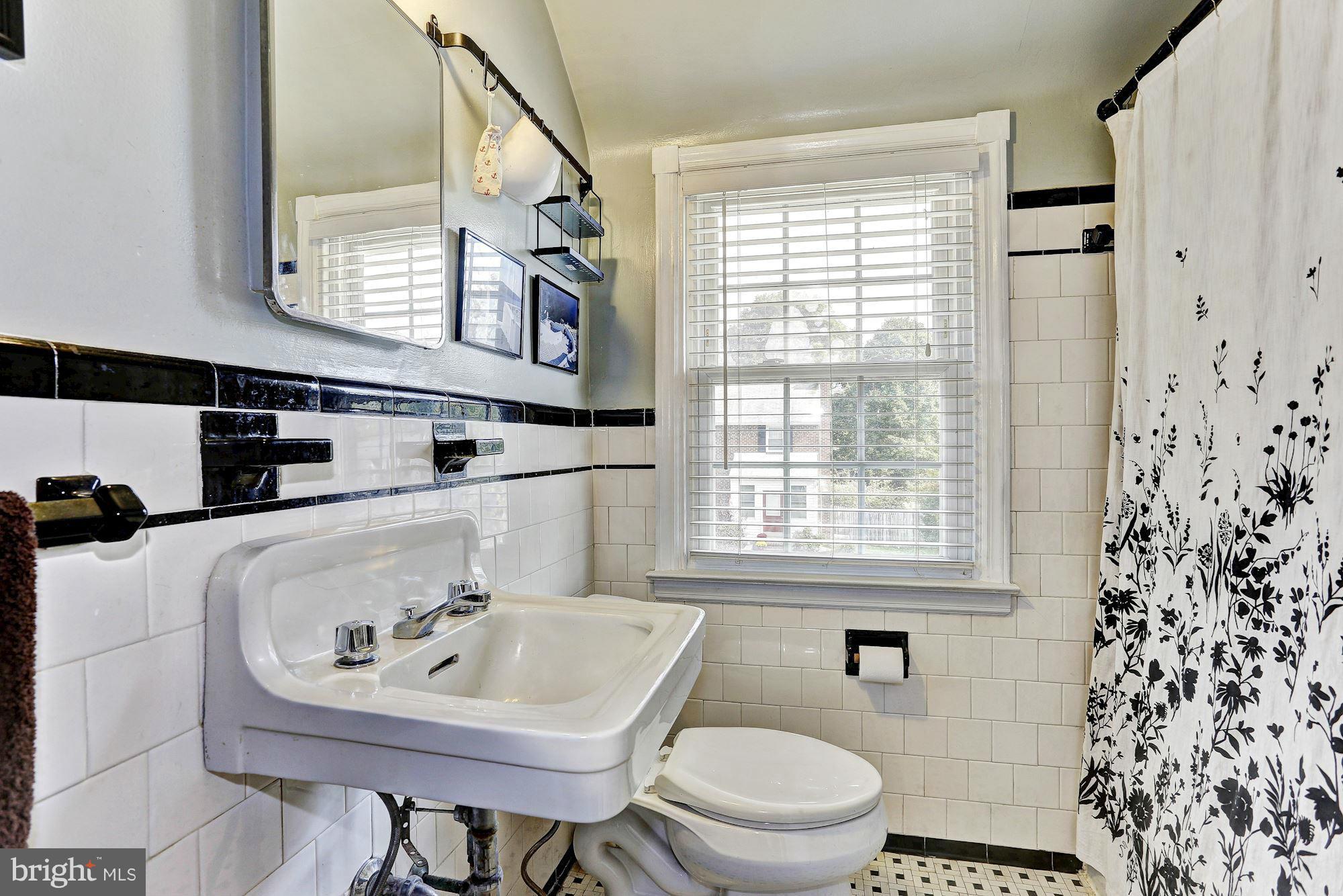 702 Manchester Road Baltimore, MD 21229 - Photo 11 of 16 Bath