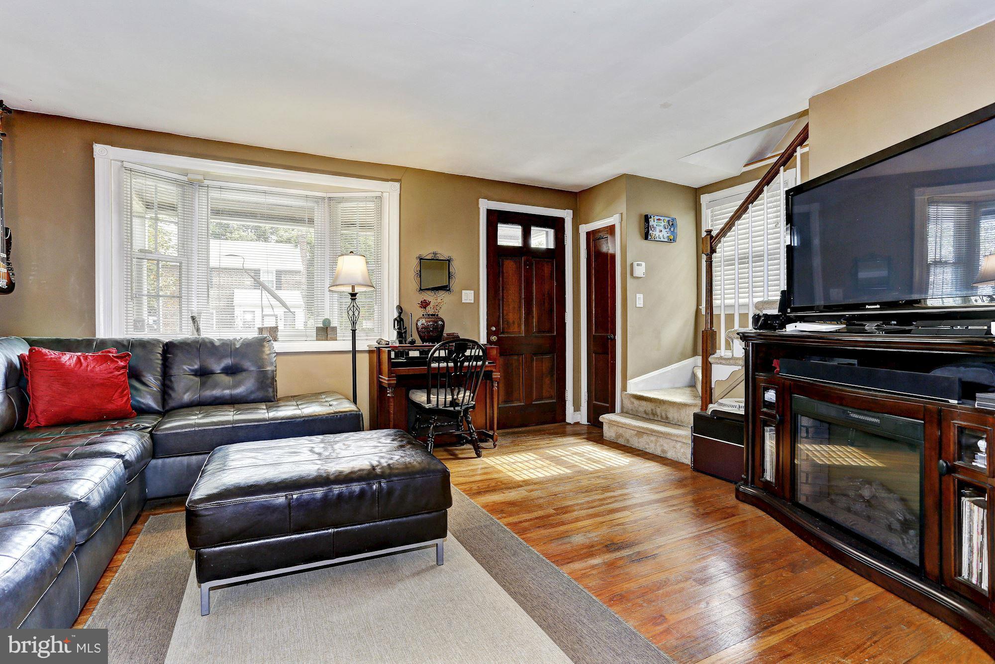 702 Manchester Road Baltimore, MD 21229 - Photo 3 of 16 Living Room