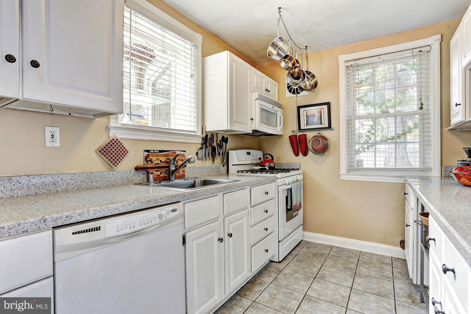 702 Manchester Road Baltimore, MD 21229 - Photo 5 of 16 Kitchen