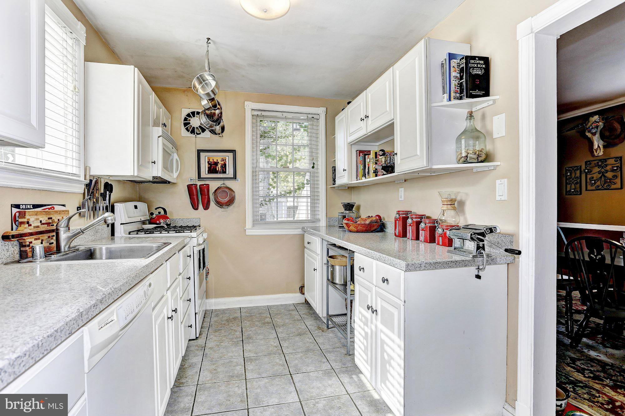 702 Manchester Road Baltimore, MD 21229 - Photo 6 of 16 Kitchen