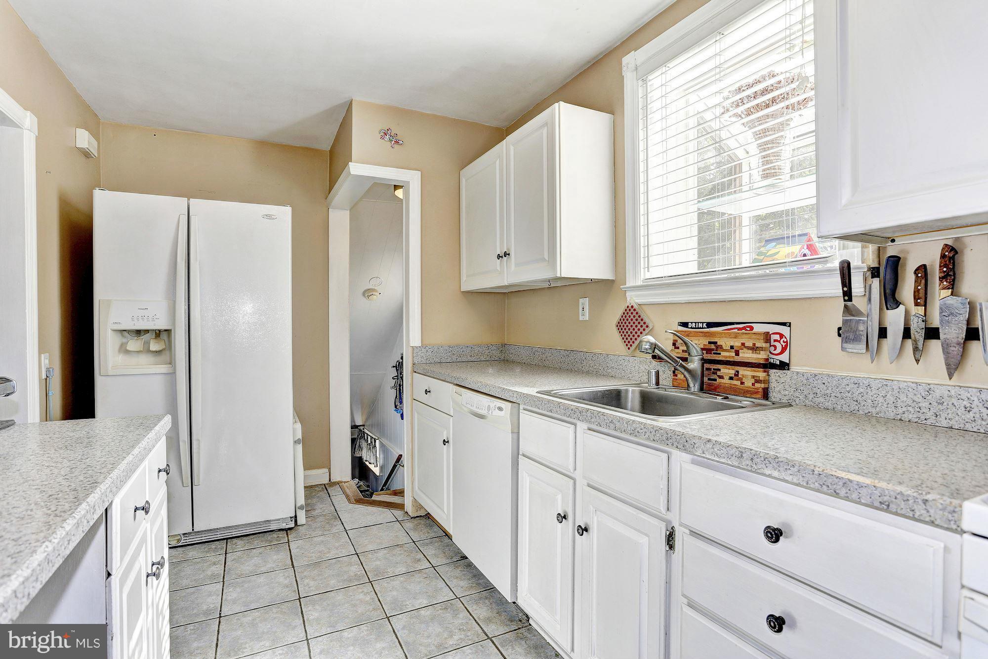 702 Manchester Road Baltimore, MD 21229 - Photo 7 of 16 Kitchen