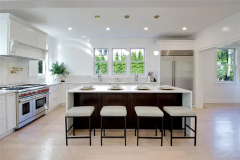 $3,390,000 | 108 Tanners Pond Road, Garden City, NY 11530