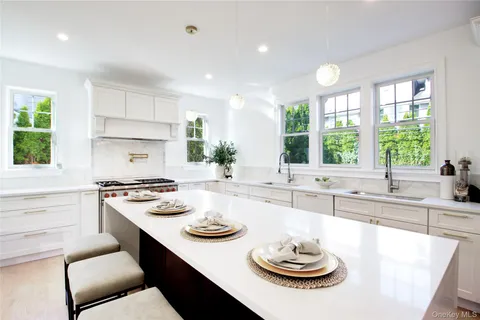 $3,390,000 | 108 Tanners Pond Road, Garden City, NY 11530