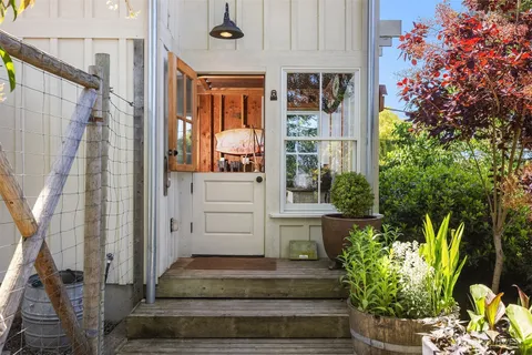 $1,650,000 | 10050 Southwest Dock Street, Vashon, WA 98070