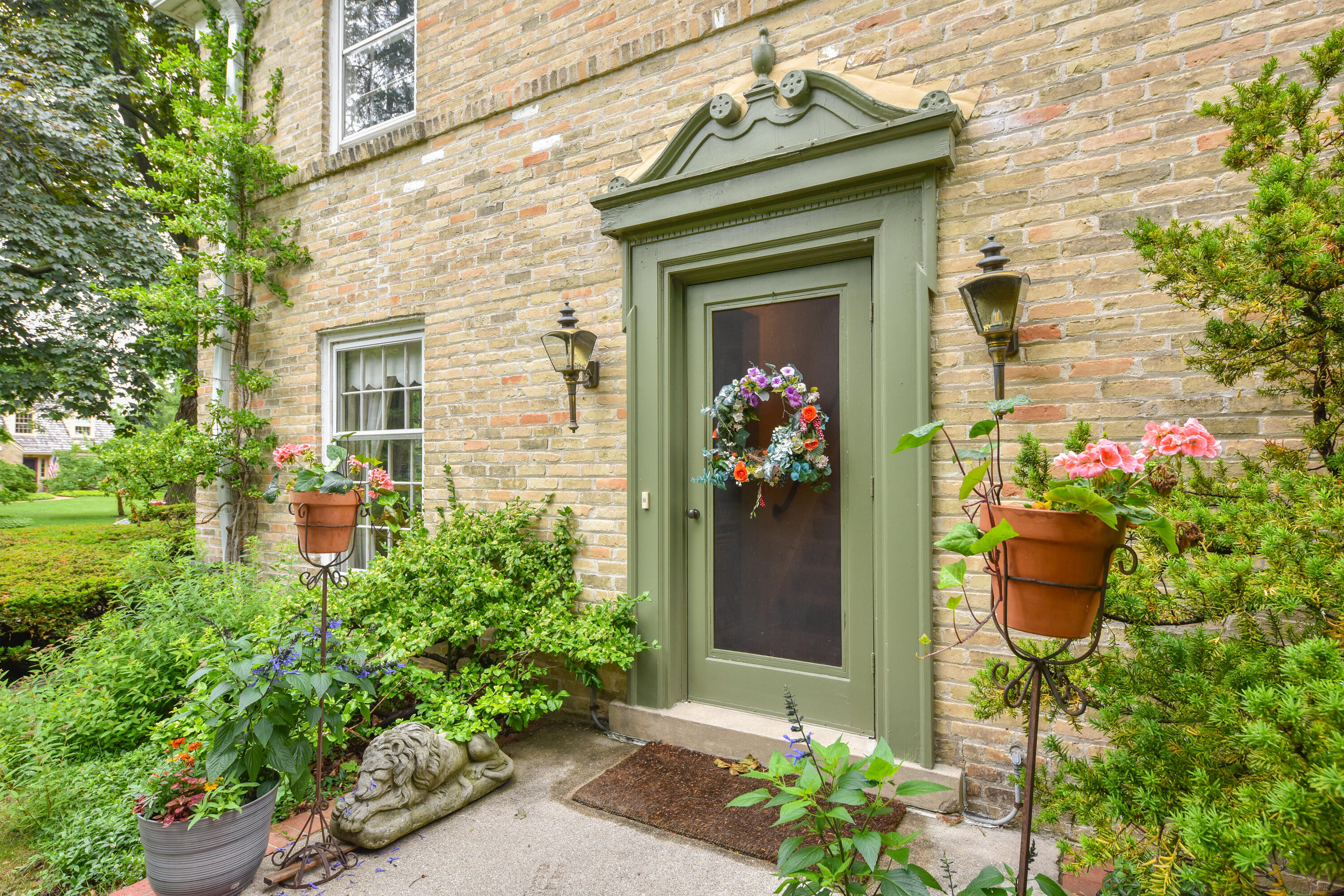 7716 North Links Way Fox Point, WI 53217 - Photo 1 of 37 Gracious Entryway