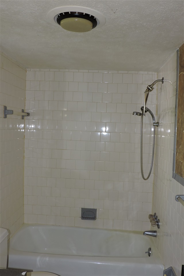 2134 Mt Torrey Road Lyndhurst, VA 22952 - Photo 14 of 32 a bathroom with a shower