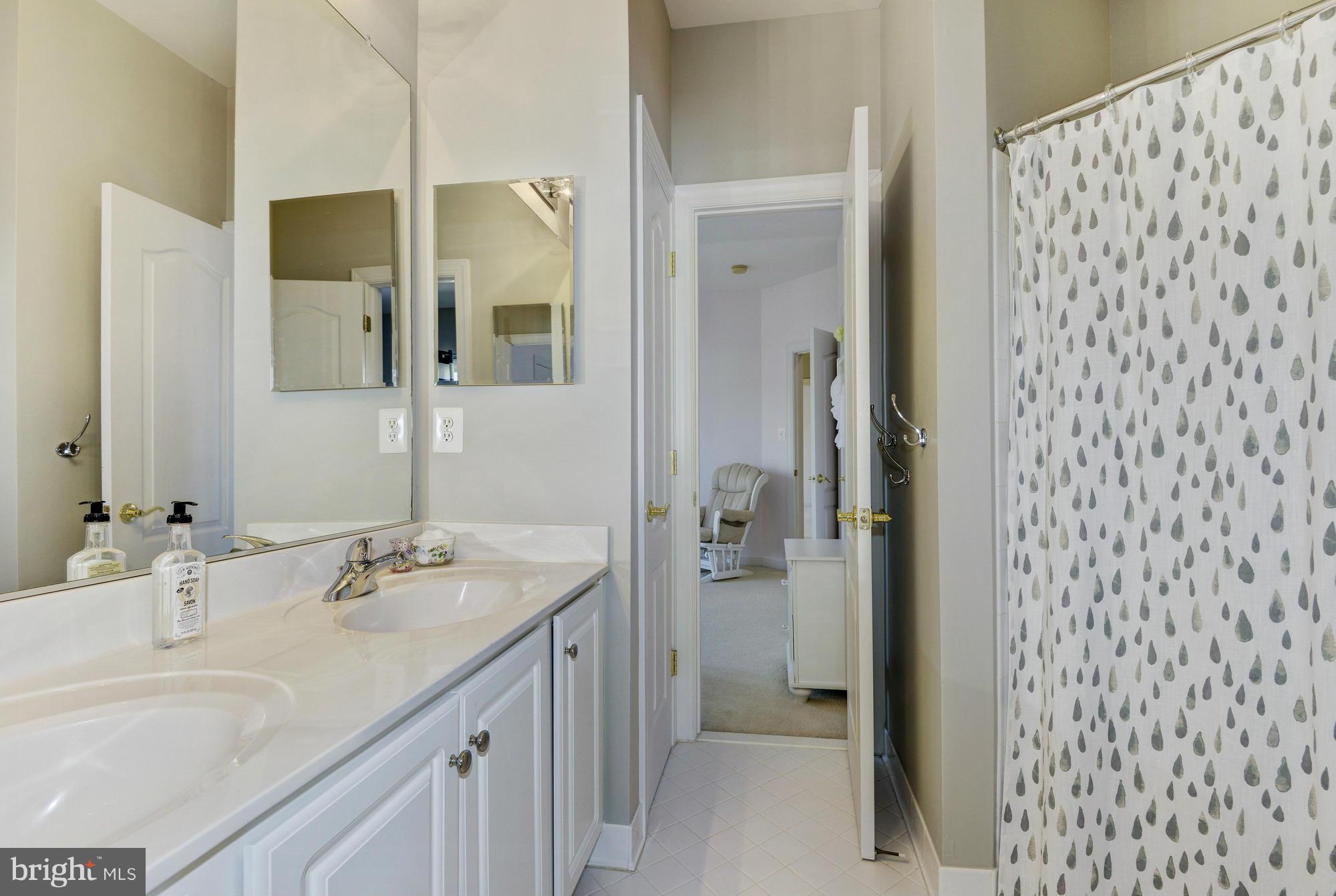 711 Childs Point Road Annapolis, MD 21401 - Photo 18 of 30 Dual Entry Bath