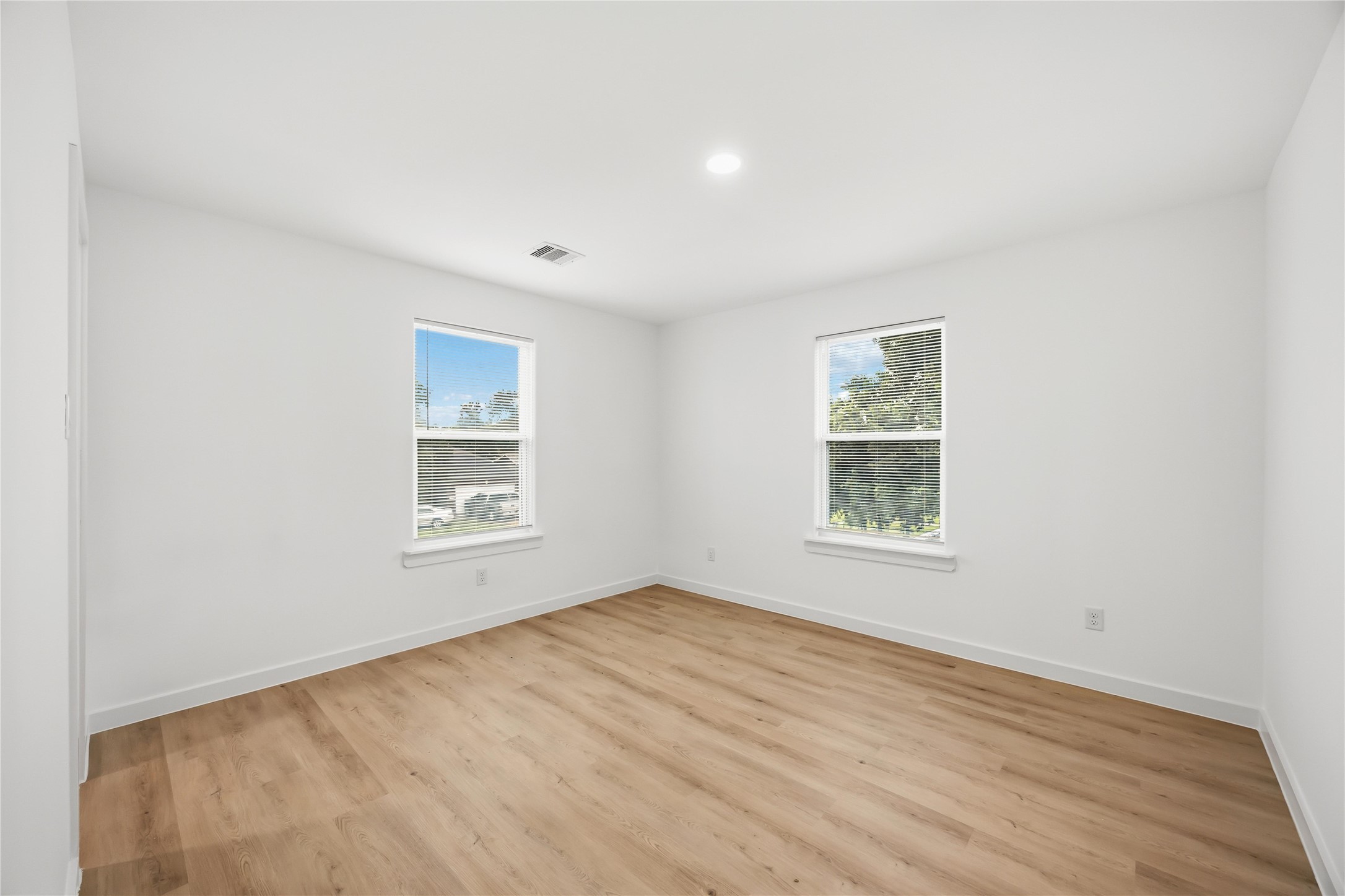 7944 Fields Street, Unit B Houston, TX 77028 - Photo 15 of 17 3rd upstairs bedroom