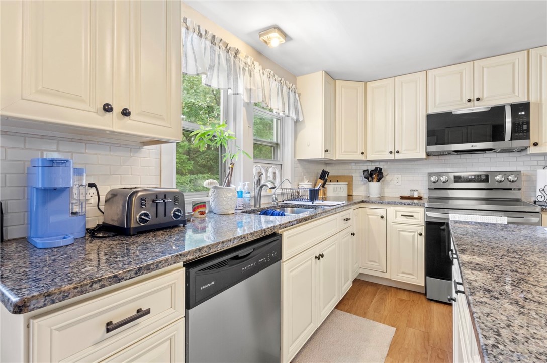 28 Crowell Street Cumberland, RI 02864 - Photo 5 of 24