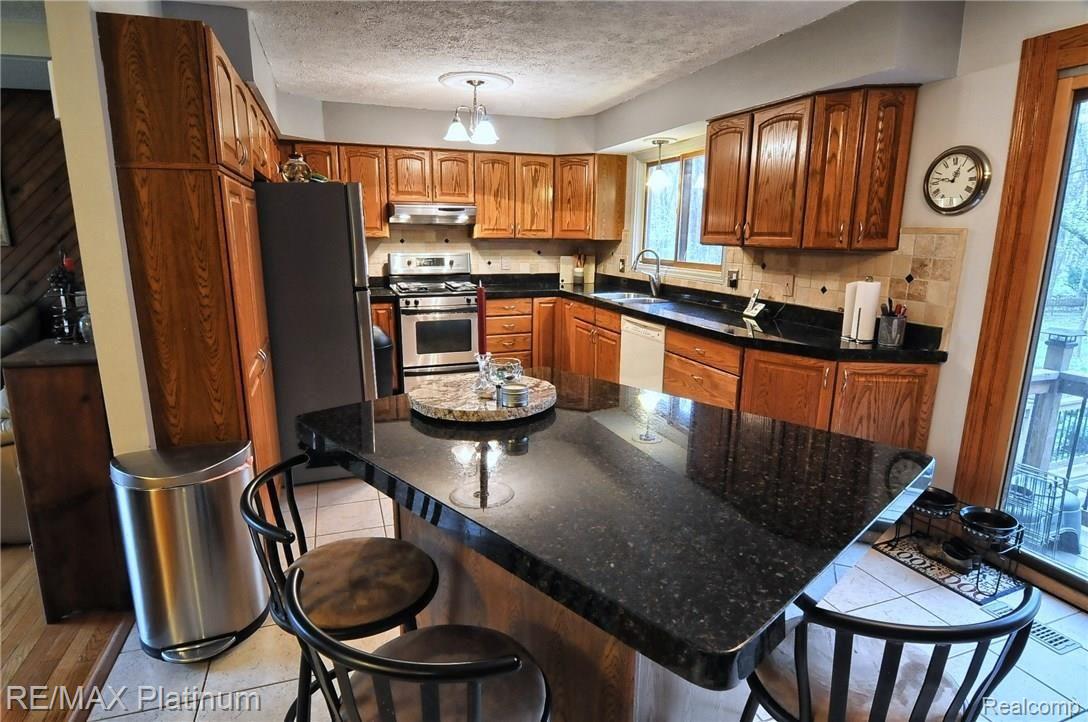 7701 Winans Lake Road Brighton, MI 48116 - Photo 8 of 30 Kitchen.jpg