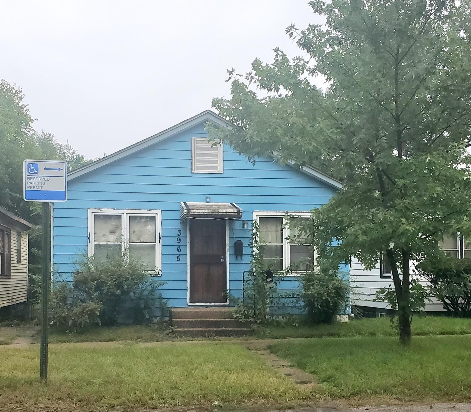a view of a house with backyard
