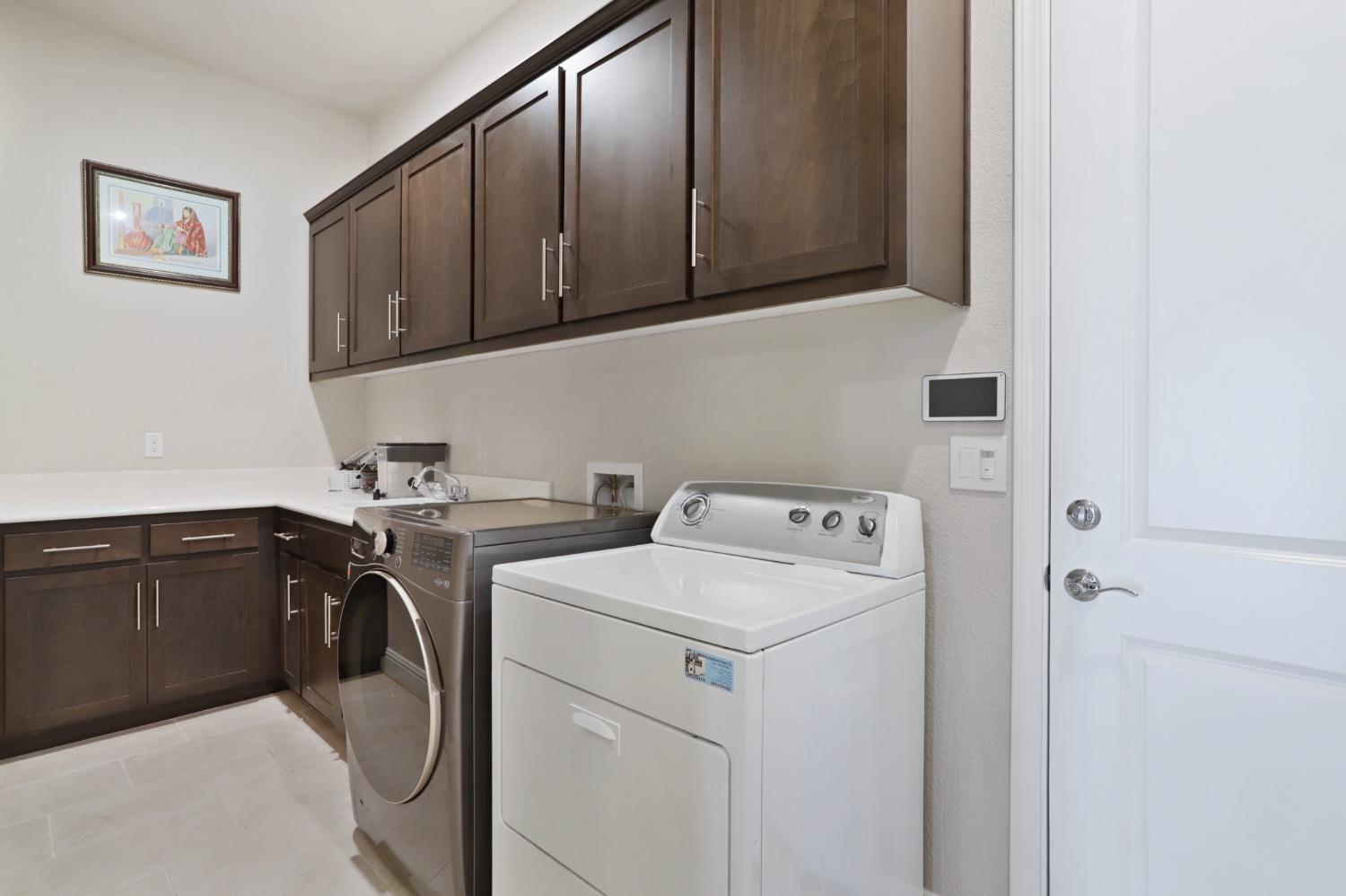 2925 Fuchsia Drive Lodi, CA 95242 - Photo 16 of 44 a utility room with dryer and washer
